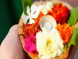 Rules for Puja flowers: मंदिर में चढ़ाए हुए फूलों का क्या करना चाहिए, जानें विसर्जन का सही तरीका Rules for Puja flowers: मंदिर में चढ़ाए हुए फूलों का क्या करना चाहिए, जानें विसर्जन का सही तरीका