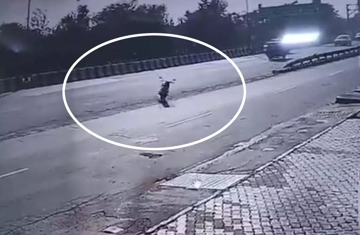 हाईवे पर मचा हड़कंप, बिना चालक दौड़ी बाइक! लाइव VIDEO... हाईवे पर मचा हड़कंप, बिना चालक दौड़ी बाइक! लाइव VIDEO...