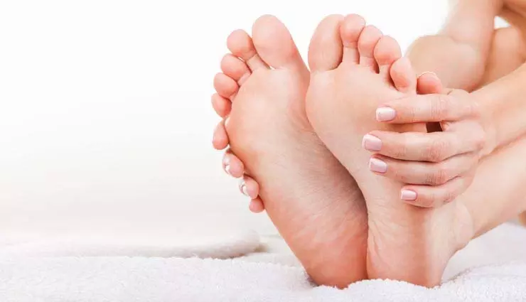 Skin Care: सर्दियों में फटी एडियों को सवारें इन आसान घरेलु तरीकों से Skin Care: सर्दियों में फटी एडियों को सवारें इन आसान घरेलु तरीकों से