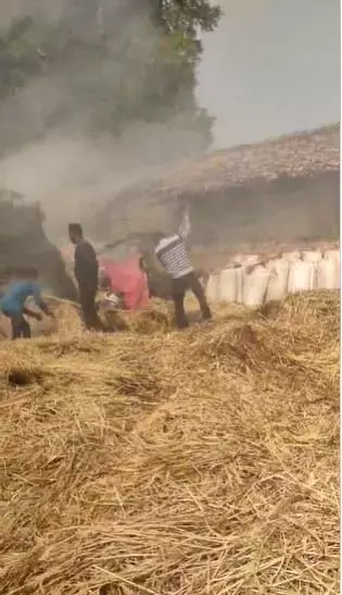 MP News : किसान की फसल को लगी भीषण आग, नहीं पहुंची दमकल टीम MP News : किसान की फसल को लगी भीषण आग, नहीं पहुंची दमकल टीम