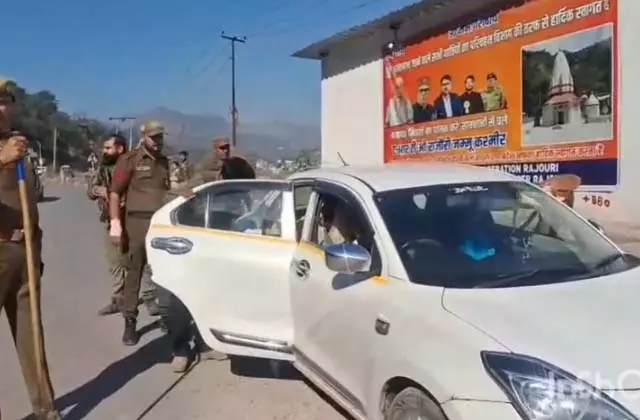 Rajouri : पुलिस हाई अलर्ट पर, बस स्टैंड सहित कई स्थानों पर सुरक्षा कड़ी Rajouri : पुलिस हाई अलर्ट पर, बस स्टैंड सहित कई स्थानों पर सुरक्षा कड़ी