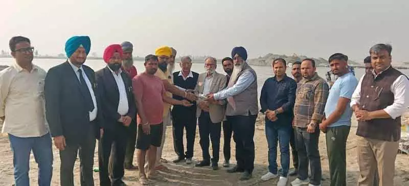 मलेरकोटला बार एसोसिएशन ने बाढ़ प्रभावित किसानों को नकद और सामान दिया मलेरकोटला बार एसोसिएशन ने बाढ़ प्रभावित किसानों को नकद और सामान दिया