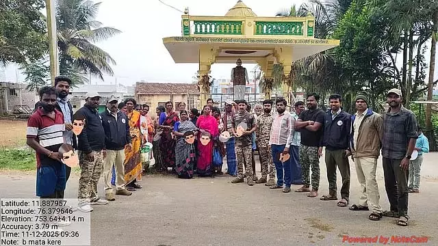 बढ़ता मानव-बाघ संघर्ष: सुंदरबन के जंगल में ग्रामीणों को समुदाय द्वारा मास्क वितरित करना बढ़ता मानव-बाघ संघर्ष: सुंदरबन के जंगल में ग्रामीणों को समुदाय द्वारा मास्क वितरित करना