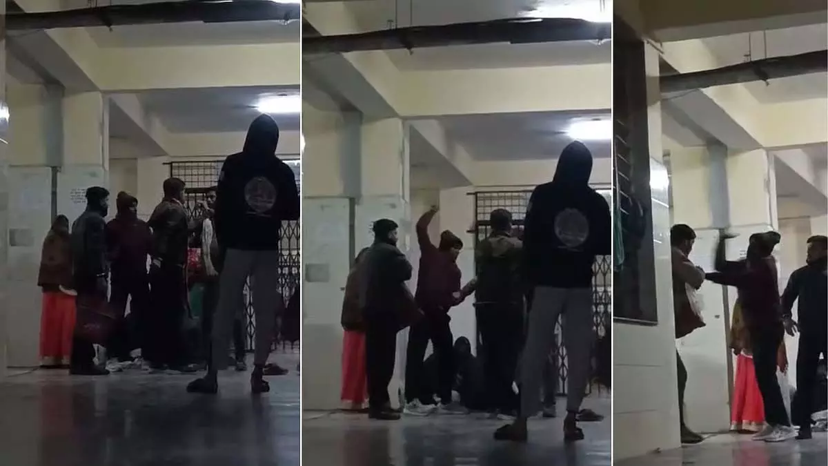 MP : सागर के बुंदेलखंड मेडिकल कॉलेज में बहस को लेकर गार्ड ने मरीज के पति पर हमला किया MP : सागर के बुंदेलखंड मेडिकल कॉलेज में बहस को लेकर गार्ड ने मरीज के पति पर हमला किया