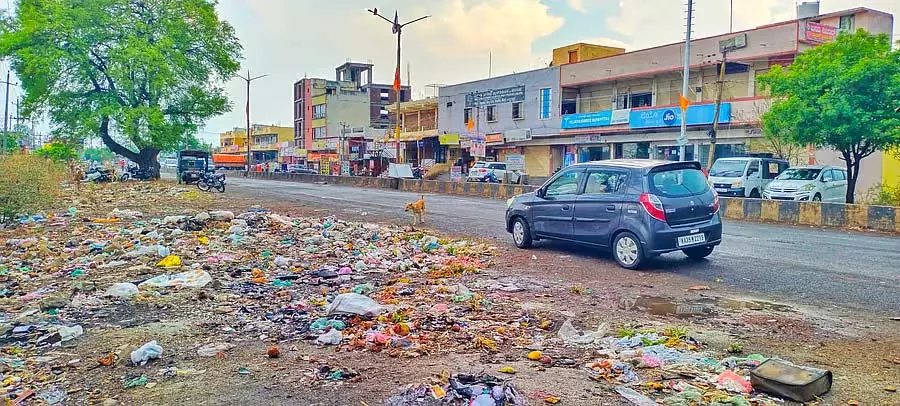 Karnataka : थानिसांद्रा रोड पर प्लास्टिक जलाने पर एक व्यक्ति पर 10,000 रुपये का जुर्माना Karnataka : थानिसांद्रा रोड पर प्लास्टिक जलाने पर एक व्यक्ति पर 10,000 रुपये का जुर्माना