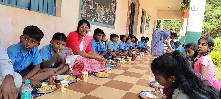 Karnataka : तहसीलदार ने बच्चों के साथ गरमागरम भोजन का आनंद लिया Karnataka : तहसीलदार ने बच्चों के साथ गरमागरम भोजन का आनंद लिया