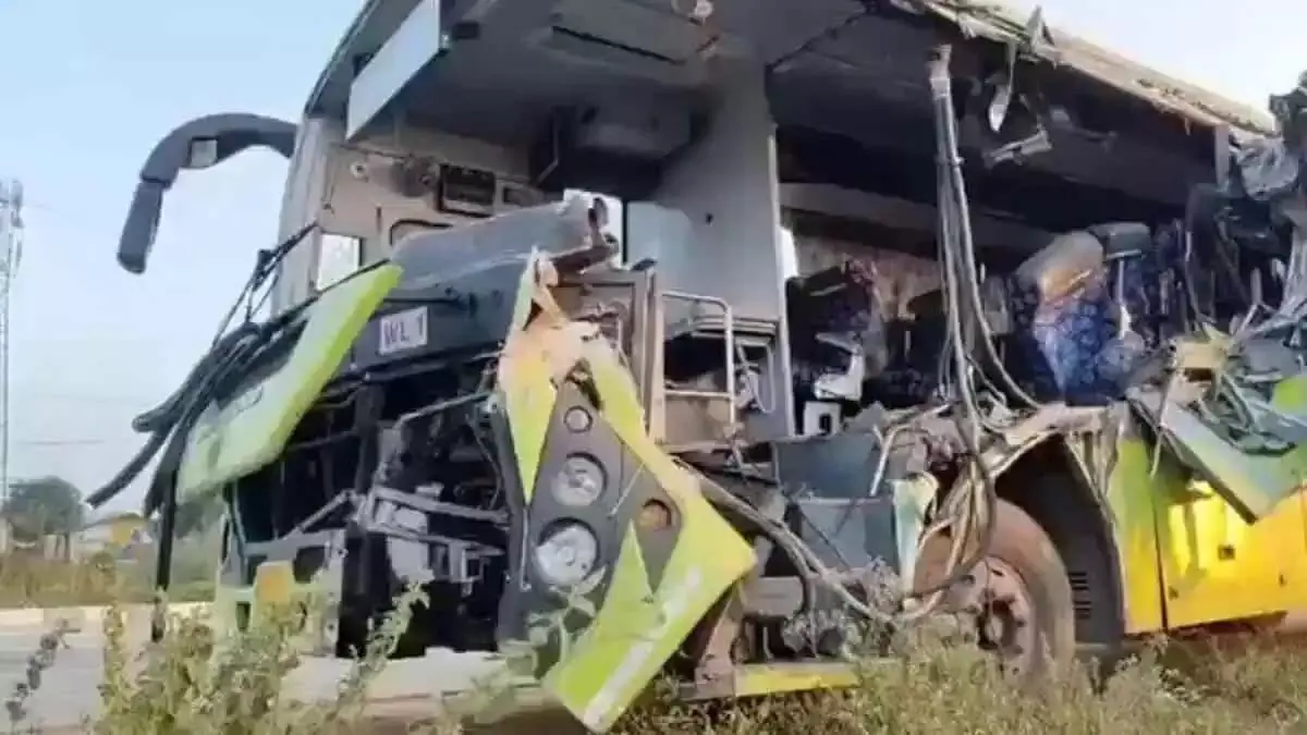 बस और ट्रक की टक्कर, दो की मौत 6 घायल, देखें मंजर बस और ट्रक की टक्कर, दो की मौत 6 घायल, देखें मंजर