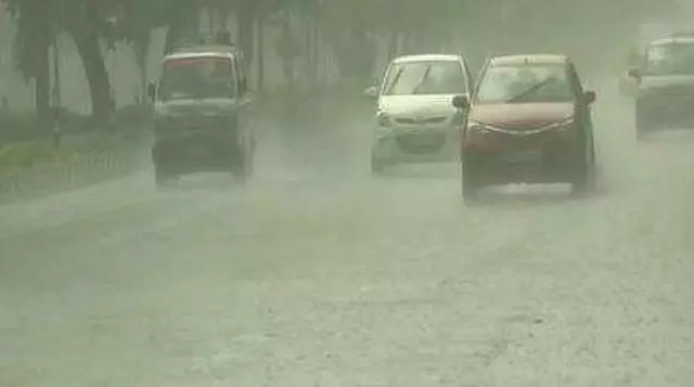 Chennai समेत 7 जिलों में कल भारी बारिश की चेतावनी Chennai समेत 7 जिलों में कल भारी बारिश की चेतावनी
