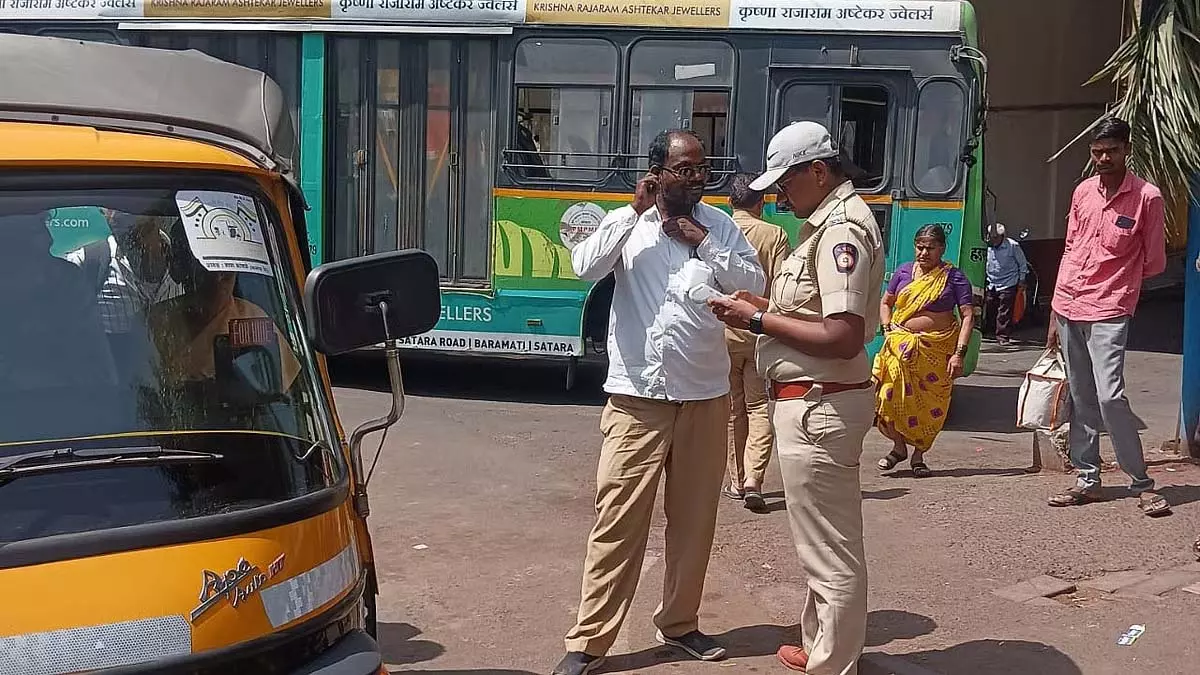Mumbai : डोंबिवली पूर्व में अवैध फेरीवालों और रिक्शा चालकों पर पुलिस की कार्रवाई Mumbai : डोंबिवली पूर्व में अवैध फेरीवालों और रिक्शा चालकों पर पुलिस की कार्रवाई