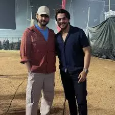 Ashish Chanchlani: वाराणसी फिल्म इवेंट में महेश बाबू के साथ एक पल साझा किया Ashish Chanchlani: वाराणसी फिल्म इवेंट में महेश बाबू के साथ एक पल साझा किया