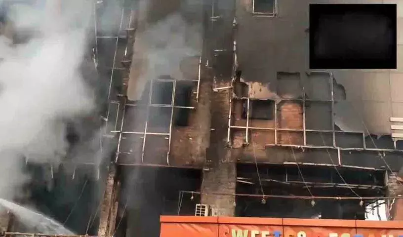 Gorakhpur में एक रेस्टोरेंट और बैंक्वेट हॉल में आग लग गई Gorakhpur में एक रेस्टोरेंट और बैंक्वेट हॉल में आग लग गई