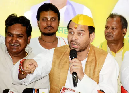 बहन रोहिणी के अपमान पर भड़के तेज प्रताप, बोले-इस अन्याय का परिणाम बेहद भयावह होगा बहन रोहिणी के अपमान पर भड़के तेज प्रताप, बोले-इस अन्याय का परिणाम बेहद भयावह होगा