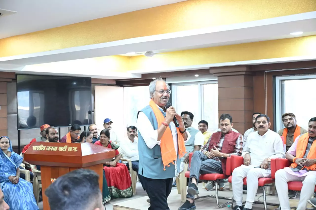 सांसद बृजमोहन का कार्यकर्ताओं को स्पष्ट संदेश, 20 साल में एक बार मिलने वाले SIR को मिशन मोड में लें सांसद बृजमोहन का कार्यकर्ताओं को स्पष्ट संदेश, 20 साल में एक बार मिलने वाले SIR को मिशन मोड में लें