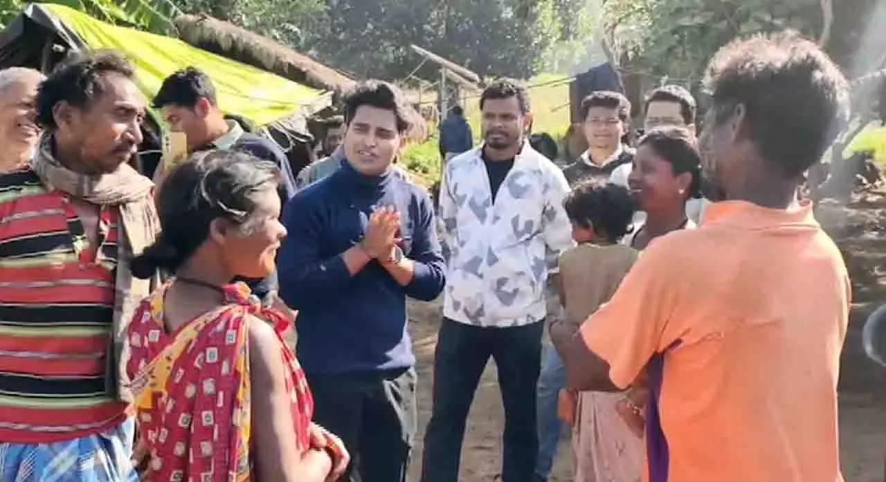 ग्रामीणों की सेवा में ओडिशा BDO ने की लंबी पहाड़ी चढ़ाई ग्रामीणों की सेवा में ओडिशा BDO ने की लंबी पहाड़ी चढ़ाई