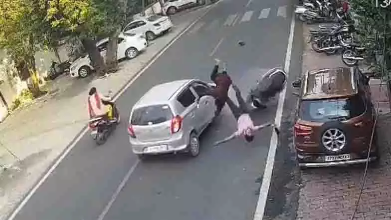 Jhansi: तेज रफ्तार कार ने गलत तरीके से ओवरटेक किया और स्कूटर से टकरा गई Jhansi: तेज रफ्तार कार ने गलत तरीके से ओवरटेक किया और स्कूटर से टकरा गई