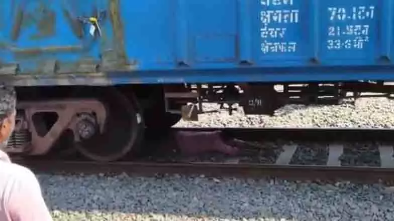 Mahabubabad: चलती मालगाड़ी के नीचे फंसा व्यक्ति बाल-बाल बचा Mahabubabad: चलती मालगाड़ी के नीचे फंसा व्यक्ति बाल-बाल बचा