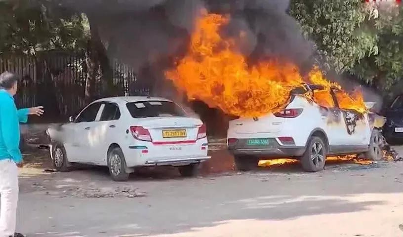 Hyderabad में बड़ा हादसा.. इलेक्ट्रिक कार में लगी आग Hyderabad में बड़ा हादसा.. इलेक्ट्रिक कार में लगी आग