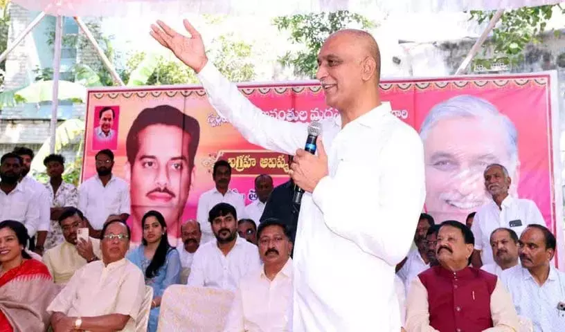 Harish Rao ने सिद्दीपेट में पूर्व विधायक मदन मोहन की मूर्ति का उद्घाटन किया Harish Rao ने सिद्दीपेट में पूर्व विधायक मदन मोहन की मूर्ति का उद्घाटन किया