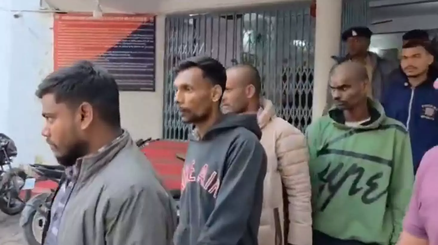 दोस्तों ने मिलकर युवक की पीट-पीटकर की हत्या, छह आरोपी गिरफ्तार दोस्तों ने मिलकर युवक की पीट-पीटकर की हत्या, छह आरोपी गिरफ्तार