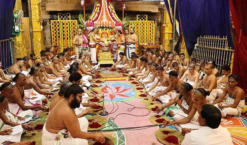 Tiruchanur में लक्ष कुमकुमारचना भव्य रूप से मनाया गया Tiruchanur में लक्ष कुमकुमारचना भव्य रूप से मनाया गया