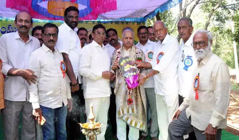गरीब लोगों की मदद करें: Bollam Mallaiah Yadav गरीब लोगों की मदद करें: Bollam Mallaiah Yadav