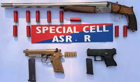 यूके स्मगलर से जुड़े 5 आरोपी गिरफ्तार, हथियार और जिंदा राउंड बरामद यूके स्मगलर से जुड़े 5 आरोपी गिरफ्तार, हथियार और जिंदा राउंड बरामद