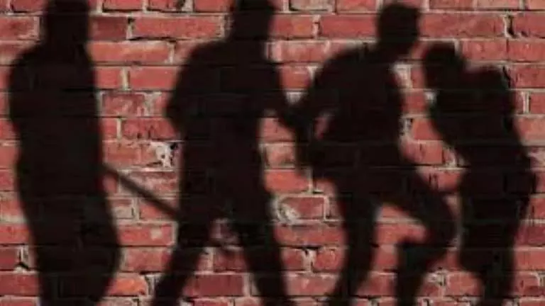 तालाब से मछली चुराने के आरोप में बुजुर्ग व्यक्ति को बांधकर पीटा गया तालाब से मछली चुराने के आरोप में बुजुर्ग व्यक्ति को बांधकर पीटा गया