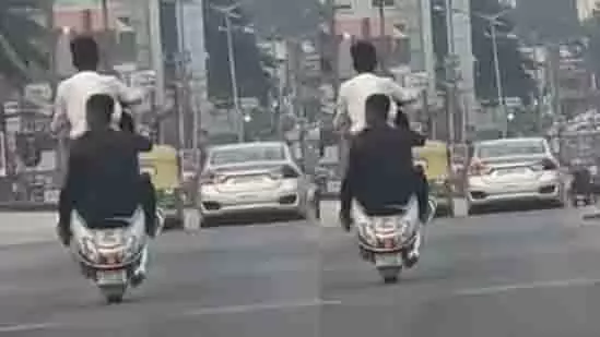 Bengaluru फ्लाईओवर पर स्कूटर पर जानलेवा स्टंट करते लोग Bengaluru फ्लाईओवर पर स्कूटर पर जानलेवा स्टंट करते लोग