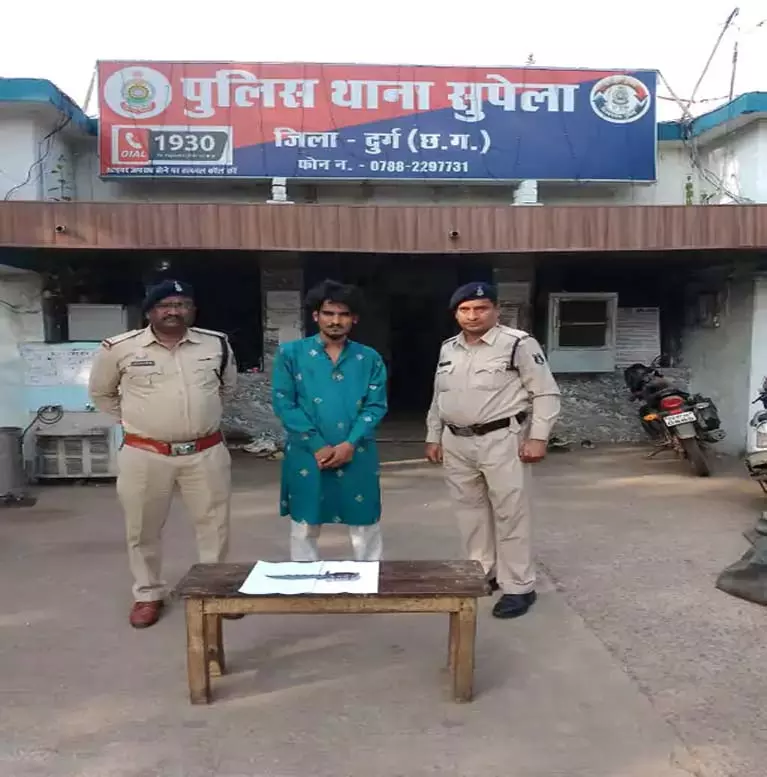 युवक ने चाकू से राहगीरों को डराया, पुलिस ने मौके पर दबोचा युवक ने चाकू से राहगीरों को डराया, पुलिस ने मौके पर दबोचा