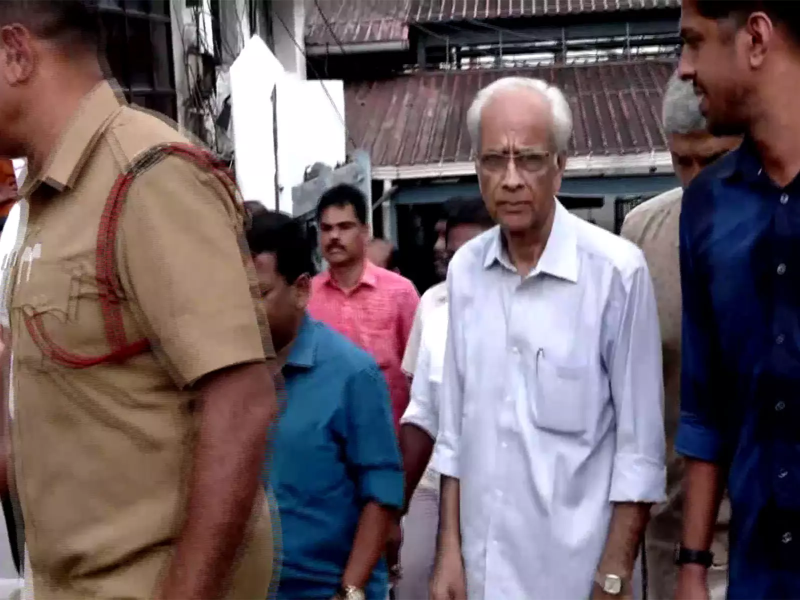Jayakumar ने मंडला-मकरविलक्कू तीर्थयात्रा के मौके पर सबरीमाला दौरा किया Jayakumar ने मंडला-मकरविलक्कू तीर्थयात्रा के मौके पर सबरीमाला दौरा किया