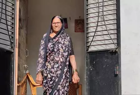प्रधानमंत्री आवास योजना: धुले की लताबाई चौधरी को मिला पक्का घर, बेघरों के लिए बनी वरदान प्रधानमंत्री आवास योजना: धुले की लताबाई चौधरी को मिला पक्का घर, बेघरों के लिए बनी वरदान
