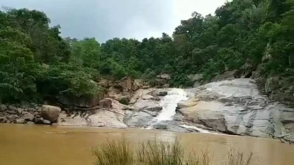 जलप्रपात में पिकनिक के दौरान युवक डूबा, साथी को बचाने गया दूसरा युवक लापता जलप्रपात में पिकनिक के दौरान युवक डूबा, साथी को बचाने गया दूसरा युवक लापता