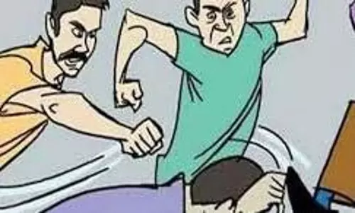 Dehradun:सरेआम यूनिवर्सिटी के छात्र की लात-घूसों से जमकर पिटाई