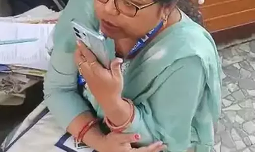 बीजेपी पार्षद ने SIR कार्य में डाला बाधा, महिला अधिकारी का आरोप बीजेपी पार्षद ने SIR कार्य में डाला बाधा, महिला अधिकारी का आरोप