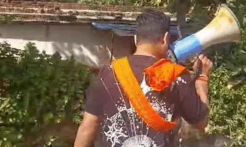 प्रार्थना सभा चल रही थी कि हिन्दू कार्यकर्ता ने बजाया स्पीकर, जमकर हंगामा प्रार्थना सभा चल रही थी कि हिन्दू कार्यकर्ता ने बजाया स्पीकर, जमकर हंगामा