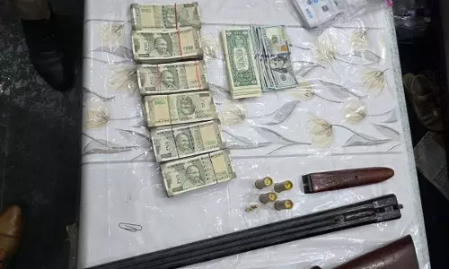 Punjab: गैंगस्टर के घर पर Raid, हथियार, विदेशी करंसी और दर्जनों पासपोर्ट जब्त