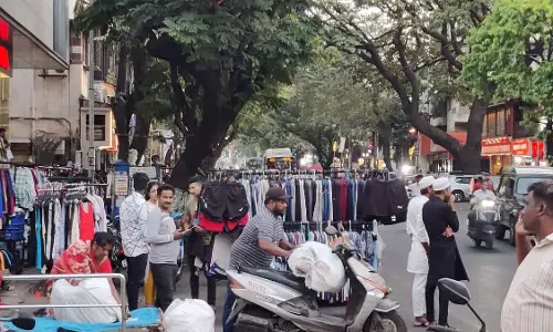 कभी सुंदर रही FC रोड पर अब अवैध पार्किंग, फेरीवालों का अतिक्रमण और कूड़ा-कचरा फैला हुआ कभी सुंदर रही FC रोड पर अब अवैध पार्किंग, फेरीवालों का अतिक्रमण और कूड़ा-कचरा फैला हुआ