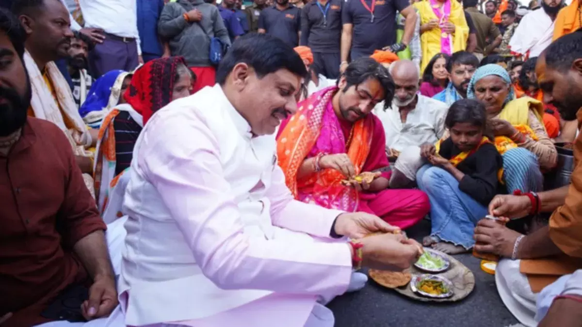 Bhopal: मुख्यमंत्री और धीरेंद्र शास्त्री ने हाईवे पर साझा किया भोजन