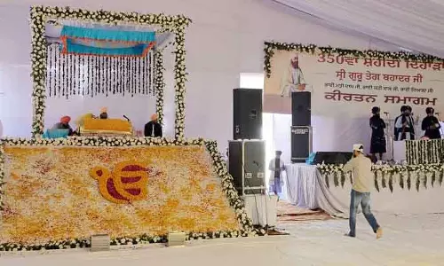 गुरु तेग बहादुर के 350वें शहीदी दिवस के उपलक्ष्य में कीर्तन दरबार का आयोजन गुरु तेग बहादुर के 350वें शहीदी दिवस के उपलक्ष्य में कीर्तन दरबार का आयोजन