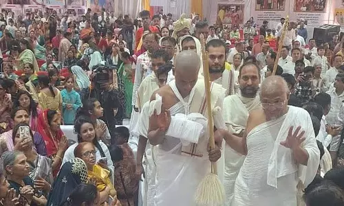 Indore : जुड़वां जैन दीक्षा देखने के लिए हजारों लोग जुटे Indore : जुड़वां जैन दीक्षा देखने के लिए हजारों लोग जुटे
