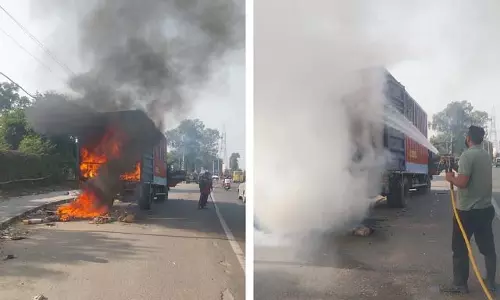 Jalandhar : वेरका मिल्क प्लांट के पास ट्रक में लगी आग, लाखों का नुकसान Jalandhar : वेरका मिल्क प्लांट के पास ट्रक में लगी आग, लाखों का नुकसान