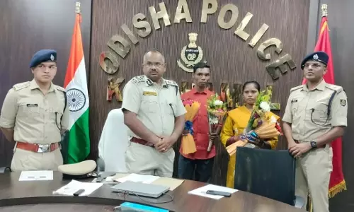 Chhattisgarh के माओवादी दंपत्ति ने ओडिशा पुलिस के समक्ष आत्मसमर्पण किया