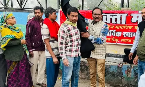वक्ता मंच ने शीत लहर में जरूरतमंदो को कंबल बांटे