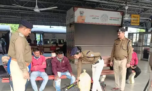 Bishnupur: आरपीएफ ने बिष्णुपुर स्टेशन में बढ़ाई सतर्कता Bishnupur: आरपीएफ ने बिष्णुपुर स्टेशन में बढ़ाई सतर्कता