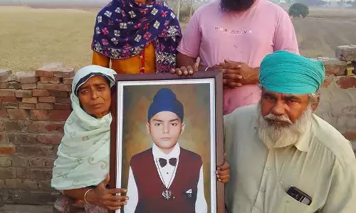 Jalandhar प्रदूषित पानी से बेटे की मौत, परिजनों ने स्वच्छ पानी को बनाया मिशन Jalandhar प्रदूषित पानी से बेटे की मौत, परिजनों ने स्वच्छ पानी को बनाया मिशन