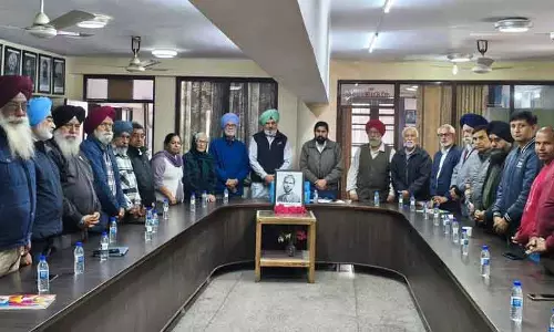 Jalandhar स्वतंत्रता सेनानियों शहीद करतार सिंह सराभा को दी गई श्रद्धांजलि Jalandhar स्वतंत्रता सेनानियों शहीद करतार सिंह सराभा को दी गई श्रद्धांजलि
