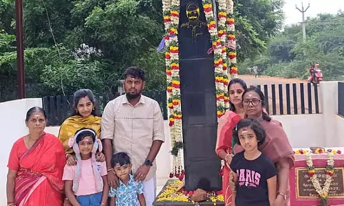 Sivaganga: जेल दंगे में जिंदा जलाकर मार दिए गए डिप्टी जेलर को श्रद्धांजलि Sivaganga: जेल दंगे में जिंदा जलाकर मार दिए गए डिप्टी जेलर को श्रद्धांजलि