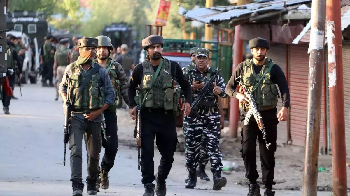 Kulgam: कुलगाम में सुरक्षा दृष्टि से प्रतिष्ठानों की व्यापक जांच Kulgam: कुलगाम में सुरक्षा दृष्टि से प्रतिष्ठानों की व्यापक जांच