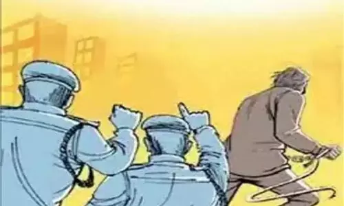 Punjab: पुलिस को चकमा देकर हेरोइन तस्कर फरार, साथी रिमांड पर Punjab: पुलिस को चकमा देकर हेरोइन तस्कर फरार, साथी रिमांड पर