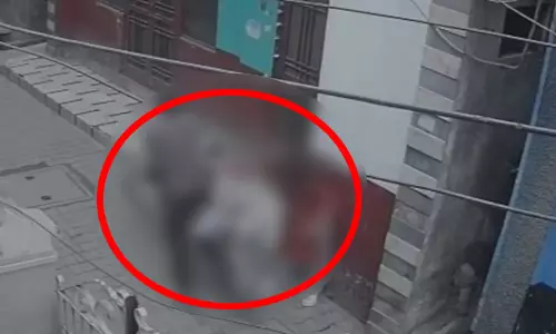 छात्रा के साथ अधेड़ ने की गंदी हरकत, सरेराह छेड़छाड़ का वीडियो वायरल होने के बाद हड़कंप मचा छात्रा के साथ अधेड़ ने की गंदी हरकत, सरेराह छेड़छाड़ का वीडियो वायरल होने के बाद हड़कंप मचा
